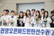 '전영 오픈 우승' 안세영, 밝은 미소로 기념 촬영