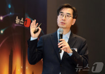 특별강연하는 명현 교수