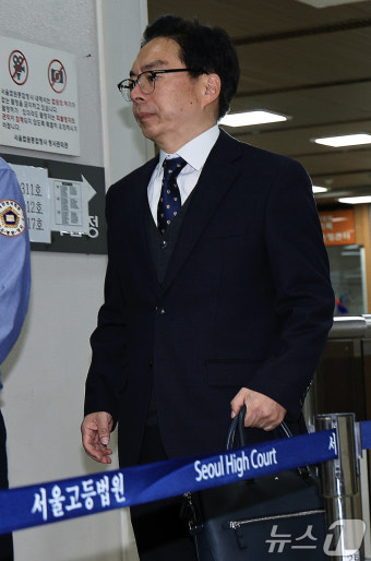 윤승영 전 조정관, 내란중요임무종사 첫 공판 출석