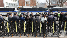 헌재 건너편 차벽 세워 시야 차단…시위대 강제 해산