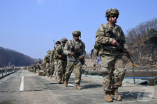 부교 건너는 장병들