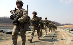 부교 건너는 장병들