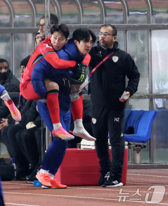 이강인 발목 부상 '업혀서 경기장 밖으로'