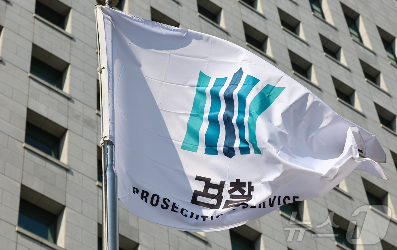 이정섭 검사, 공무상 비밀누설 혐의로 불구속 기소 및 불법 조회 추가 혐의로 기소됨