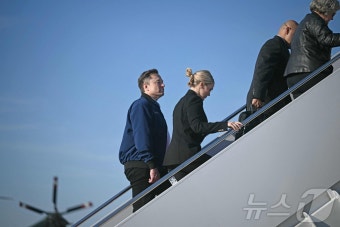 [포토] 뉴저지 행 전용기 탑승하는 머스크와 백악관 대변인