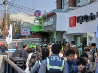 尹탄핵심판 최후의 주말 헌재 앞, 텐트촌·관광객 엉켜 혼잡