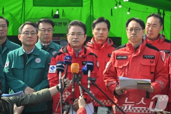 '산불 3단계' 의성군 산불 진화율 2%…초속 5m 강풍에 진화 난항