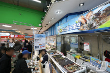 마트, 수산물 확보·할인 판매 등 경쟁력 확보 총력
