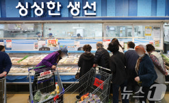 수산물 가격 급등…대형마트 물량 확보 총력
