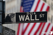 트럼프 관세 정책 혼란에 미국 주식·달러 예외주의 무너졌다