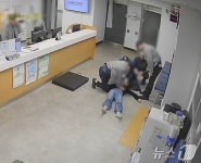 딸이 숨을 안 쉬어요…심정지 20대 1분 만에 살린 경찰관