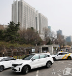 법원 입구 회차하는 차량들
