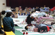 경북 의성 산불 확산으로 영양군민회관으로 대피한 주민들