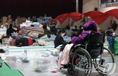 경북 의성 산불 확산으로 영양군민회관으로 대피한 주민들