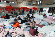 경북 의성 산불 확산으로 영양군민회관으로 대피한 주민들