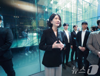 취재진 질문에 답하는 최수연 네이버 대표