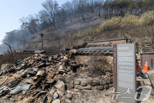 [뉴스1 PICK]화마가 휩쓸고 간 천년고찰 고운사… 연수전·가운루 전소