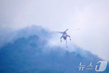 연무 뚫고 재개되는 산불 진화 작업