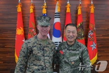 해병대사령부, 미 해병대사령관 기념 촬영