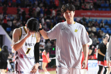 정규리그 우승 확정 SK, 40승 선착…2위 LG는 뼈아픈 역전패
