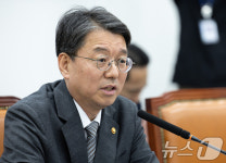 법사위원 질의에 답변하는 김정원 헌재 사무처장