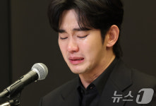 김수현, 눈물 뚝뚝