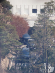 관저 나서는 것으로 추정되는 경호차량