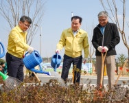 충남교육청, 식목일 앞두고 홍성 홍북중서 나무 식재