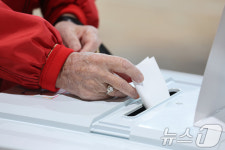 두손 모아 투표함으로