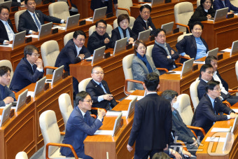 박충권 '공산주의자' 발언, 항의하는 야당