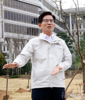 식목일 인사말 하는 김문수 노동부 장관
