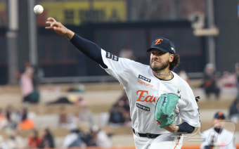 한화 코디 폰세와 LG 박동원, KBO 쉘 힐릭스플레이어로 선정되어 수상