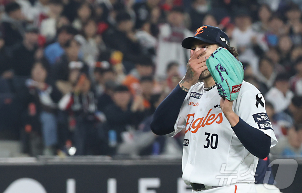한화 폰세, 8이닝 동안 18K 기록! 역대 외국인 투수 최다 탈삼진 경지에 오름