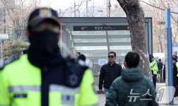 무정차 통과로 출입 통제되는 한강진역