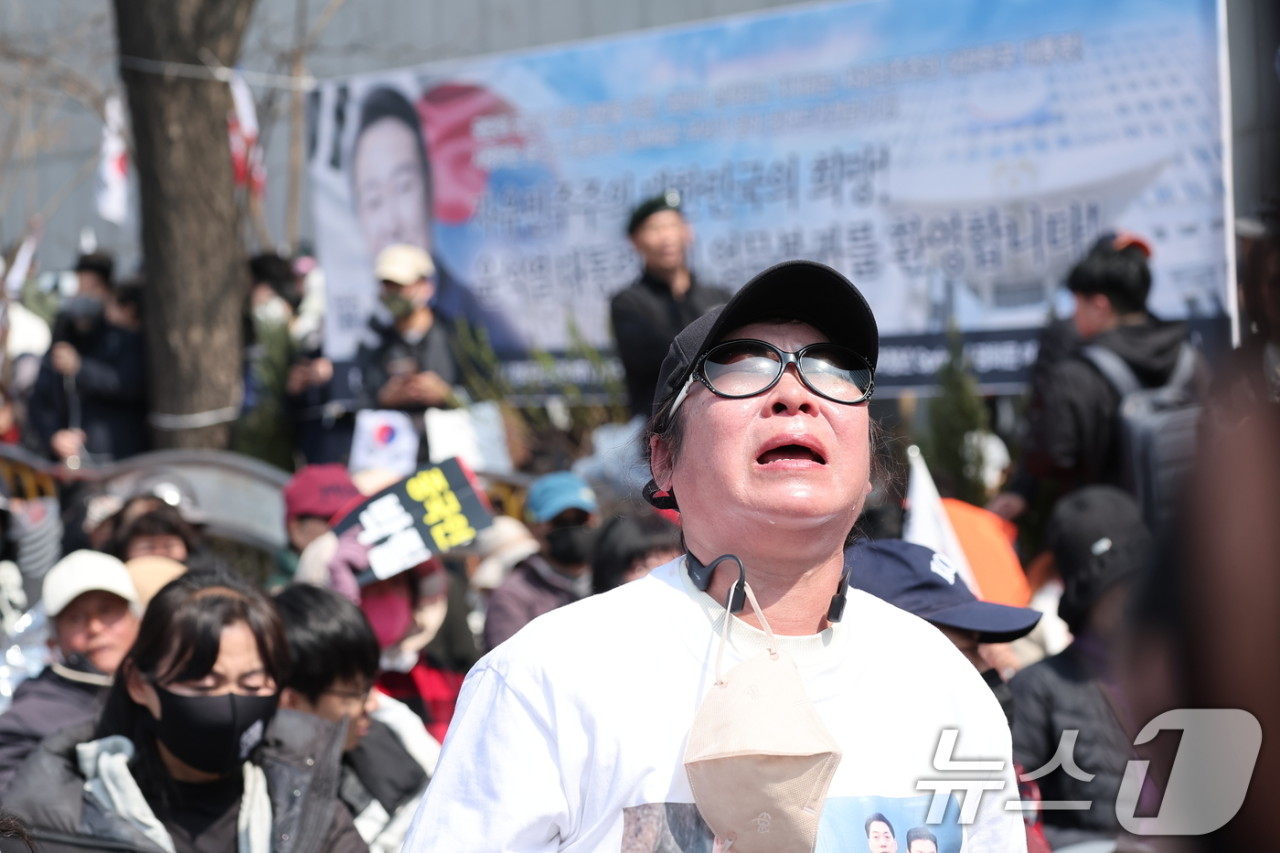 윤석열 지지자들, 망연자실한 표정으로 법원 앞 해산