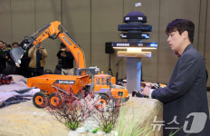 RC 건설기계 조종 체험하는 박정민