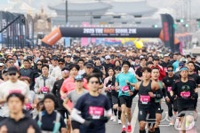 힘차게 출발하는 '2025 더 레이스 서울 21K'