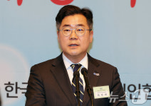 신문의 날 축하하는 박찬대 원내대표