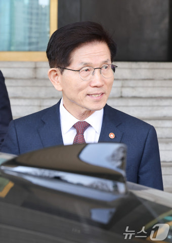 대선 출마 입장 밝히고 청사 나서는 김문수 장관