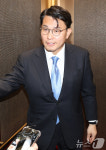 정부서울청사 들어서는 윤상현 의원