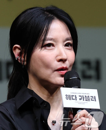 '헤다 가블러' 제작발표회 인사말하는 이영애