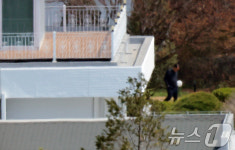 관저 걸으며 생각에 잠긴 윤석열 전 대통령