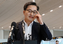 안경 고쳐쓰는 김동연 경기지사