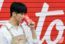 NCT 마크 커피는 못 참지