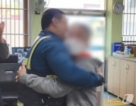 저기 사람이 쓰러졌어요 달려간 부산 경찰, 생명 구했다