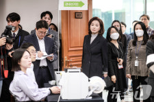 투표 시연회 살펴보는 김민전 의원