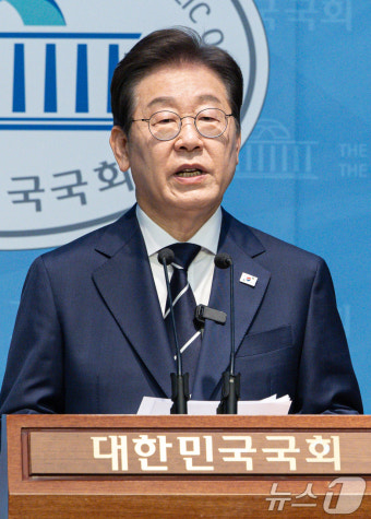 대선 출마선언 후 국회 찾은 이재명