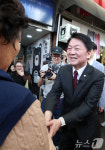 서문시장 상인과 인사 나누는 안철수