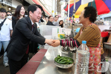 서문시장 상인과 인사 나누는 안철수