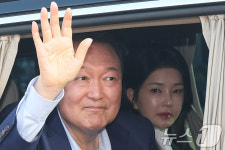 관저 퇴거하는 윤석열과 김건희